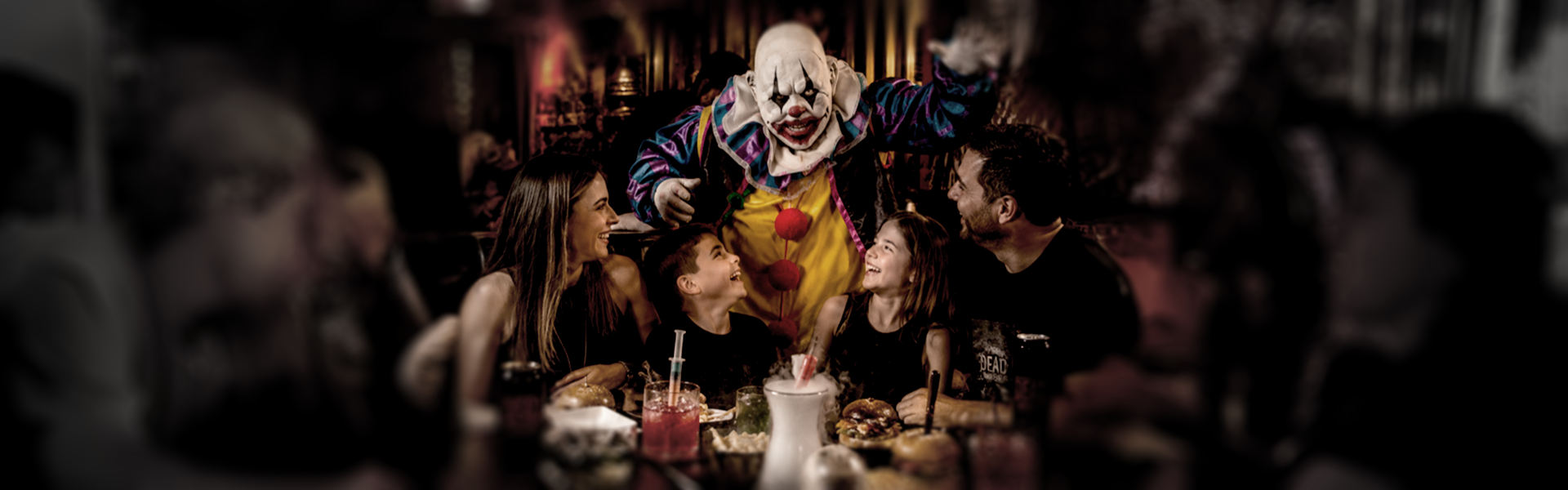 Família vivendo a experiência Dead Burger